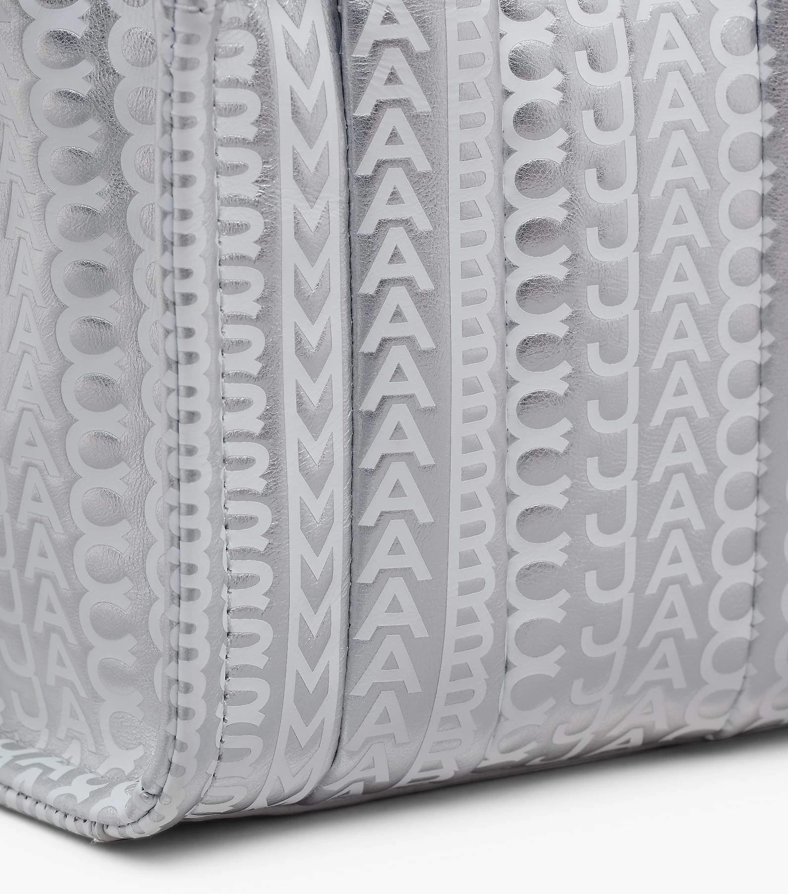 Marc Jacobs The Monogram Metallic Mini Tote Bag SILVER/BRIGHT WHITE 10 Marc Jacobs The Monogram Metallic Mini Tote Bag SILVER/BRIGHT WHITE - Image 8