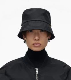 Marc Jacobs The Nylon Bucket Hat BLACK -Fashion Store MJI 2F3RRA005W13 001 F8F8F8 1 1 ALT1
