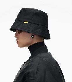 Marc Jacobs The Nylon Bucket Hat BLACK -Fashion Store MJI 2F3RRA005W13 001 F8F8F8 1 1 ALT2