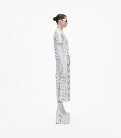 Marc Jacobs The Monogram Baby Tee SILVER/BRIGHT WHITE 12 Marc Jacobs The Monogram Baby Tee SILVER/BRIGHT WHITE -Fashion Store MJI 2F3RTP006C17 113 F8F8F8 1 1 ALT2