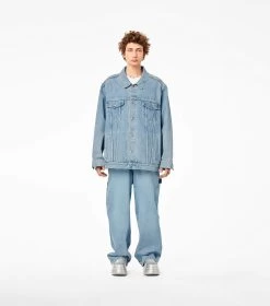 Marc Jacobs The Denim Trucker Jacket SUN BLEACHED DENIM 17 Marc Jacobs The Denim Trucker Jacket SUN BLEACHED DENIM -Fashion Store MJI 2P3RJC009D01 474 F8F8F8 1 1 ALT4