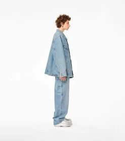 Marc Jacobs The Denim Trucker Jacket SUN BLEACHED DENIM 18 Marc Jacobs The Denim Trucker Jacket SUN BLEACHED DENIM -Fashion Store MJI 2P3RJC009D01 474 F8F8F8 1 1 ALT5