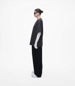 Marc Jacobs The Monogram Big T-Shirt BLACK/CHARCOAL 14 Marc Jacobs The Monogram Big T-Shirt BLACK/CHARCOAL -Fashion Store MJI C602C08RE22 084 F8F8F8 1 1 ALT2