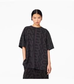 Marc Jacobs The Monogram Big T-Shirt BLACK/CHARCOAL 19 Marc Jacobs The Monogram Big T-Shirt BLACK/CHARCOAL -Fashion Store MJI C602C08RE22 084 F8F8F8 1 1 ALT7