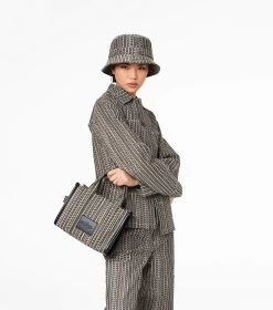 Marc Jacobs The Monogram Small Tote Bag BEIGE MULTI 13 Marc Jacobs The Monogram Small Tote Bag BEIGE MULTI -Fashion Store MJI H077M01RE21 261 F8F8F8 1 1 ALT1