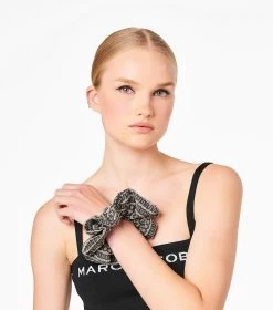 Marc Jacobs The Monogram Jacquard Scrunchie NATURAL JACQUARD -Fashion Store MJI J509M03FA22 299 F8F8F8 1 1 ALT2