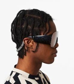 Marc Jacobs RUNWAY MONOGRAM SHIELD BLACK -Fashion Store MJI M8000825 001 F8F8F8 1 1 ALT3