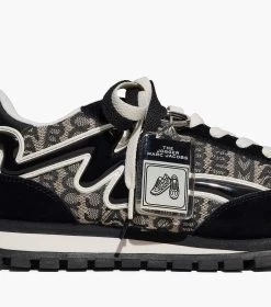 Marc Jacobs The Monogram Jogger BLACK/WHITE 23 Marc Jacobs The Monogram Jogger BLACK/WHITE -Fashion Store MJI M9002373 005 F8F8F8 1 1 ALT7