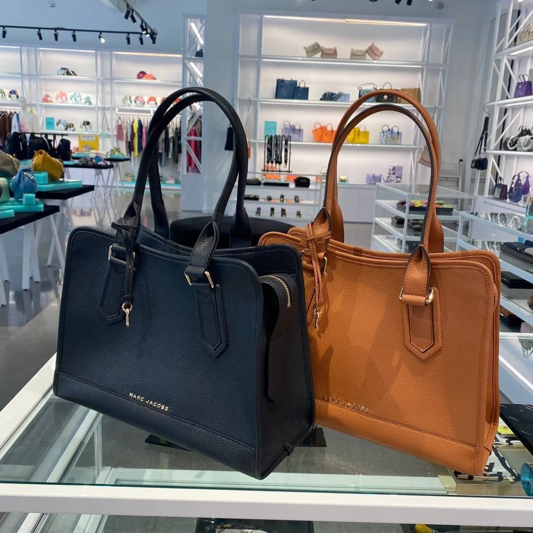 MARC JACOBS | Unisex A4 Plain Logo Totes 4 MARC JACOBS | Unisex A4 Plain Logo Totes - Image 2