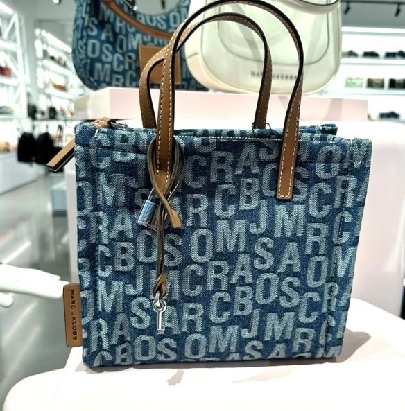 MARC JACOBS | Monogram Unisex Canvas 2WAY Logo Totes 5 MARC JACOBS | Monogram Unisex Canvas 2WAY Logo Totes - Image 3