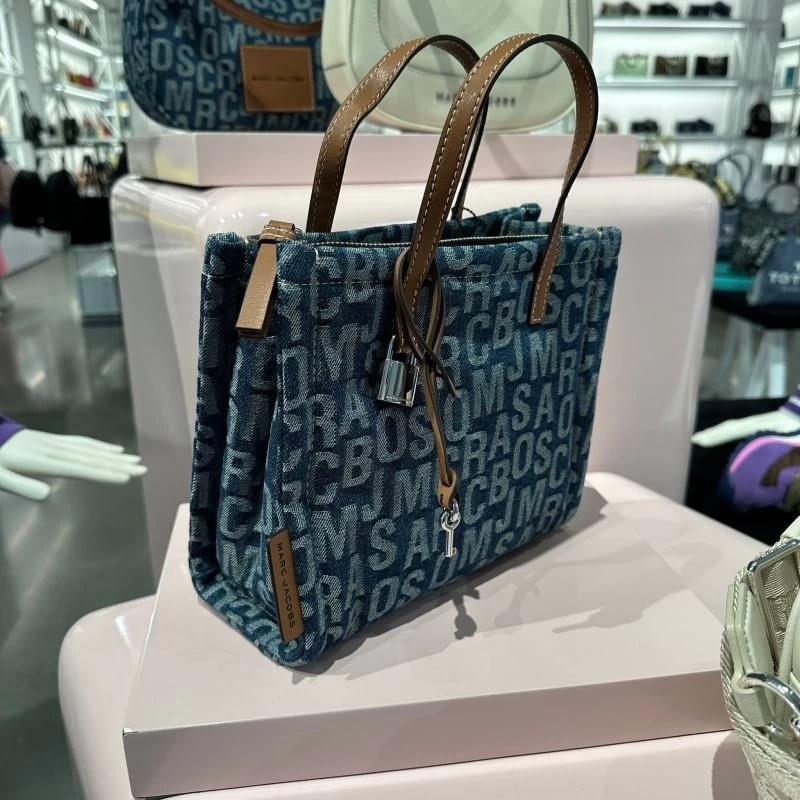 MARC JACOBS | Monogram Unisex Canvas 2WAY Logo Totes 6 MARC JACOBS | Monogram Unisex Canvas 2WAY Logo Totes - Image 4