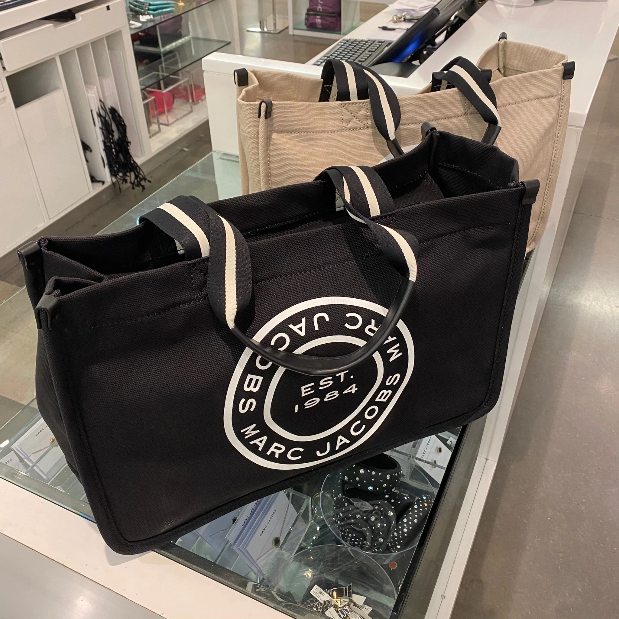 MARC JACOBS | Unisex Canvas A4 Plain Leather Logo Totes 7 MARC JACOBS | Unisex Canvas A4 Plain Leather Logo Totes - Image 5