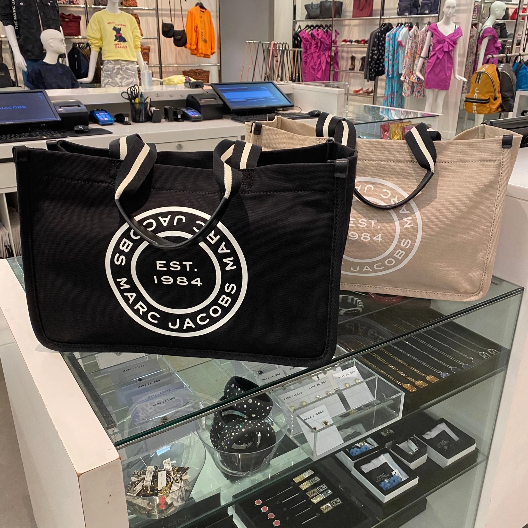 MARC JACOBS | Unisex Canvas A4 Plain Leather Logo Totes 8 MARC JACOBS | Unisex Canvas A4 Plain Leather Logo Totes - Image 6